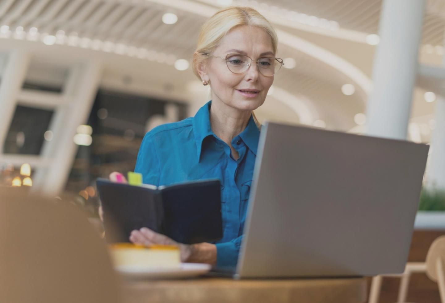 Análisis financiero industrial con gráficos y documentos especializados